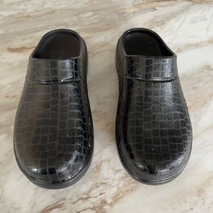 OOFOS OOcloog Black Clogs